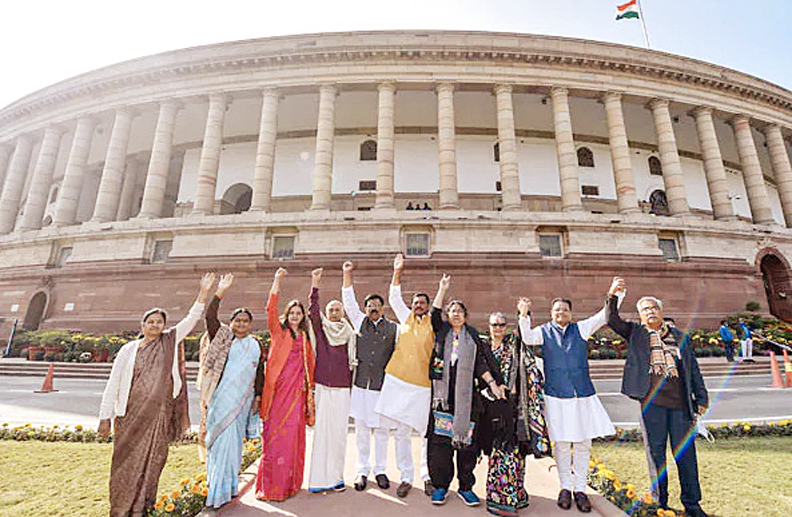 Photo of नेताओं के सियासी संग्राम के बीच संसद ठप, देश को 50 करोड़ से अधिक का नुकसान