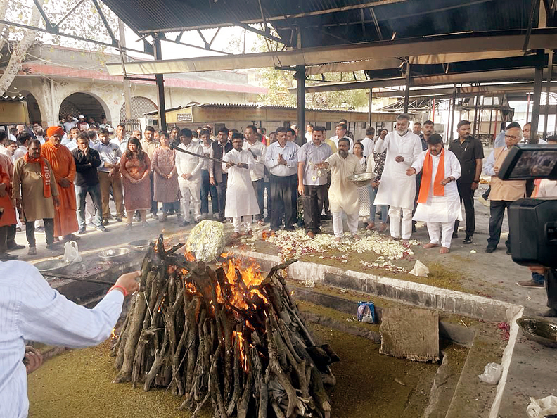 Photo of वरिष्ठ पत्रकार डॉ. वैदिक पंचतत्व में हुए विलीन