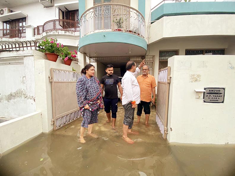 Photo of सरोजनीनगर : जलभराव की समस्या से निदान दिलाने ग्राउंड जीरो पर उतरी विधायक डॉ. राजेश्वर सिंह की टीम