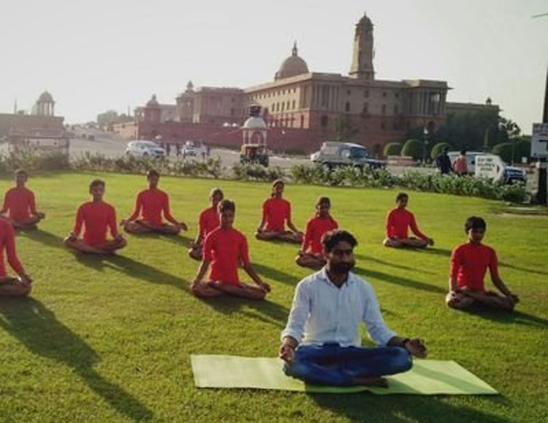 Photo of फ़ैड डाइट, सिक्स पैक एब्स और साइज़ ज़ीरो फिगर के युग में योग: सुमित उब्बा