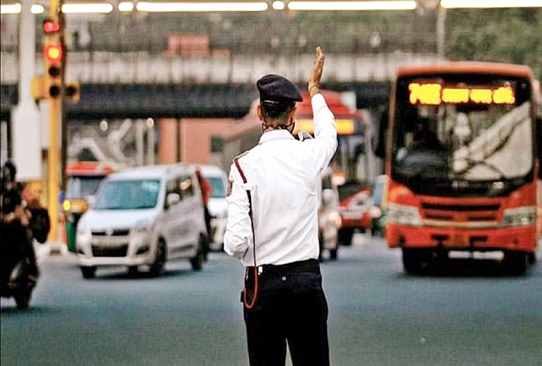 Photo of दिल्ली ट्रैफिक पुलिस का हवलदार गिरफ्तार, इंस्पेक्टर लाइन हाज़िर