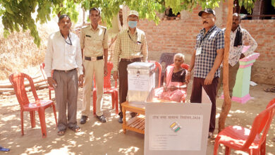 Photo of होम वोटिंग : मतदान अधिकारियों ने बुजुर्ग और दिव्यांग मतदाताओं के घर-घर जाकर कराया मतदान