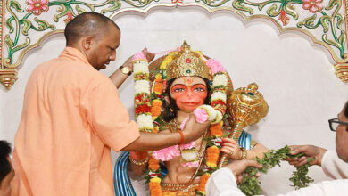 Photo of गोरखनाथ मंदिर में हनुमान जी के दोनों विग्रहों के समक्ष सीएम योगी ने की लोकमंगल की प्रार्थना