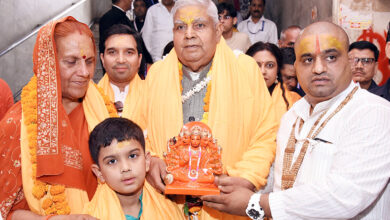 Photo of अयोध्या में उपराष्ट्रपति जगदीप धनखड़ ने सपरिवार श्री राम लला के दर्शन किए