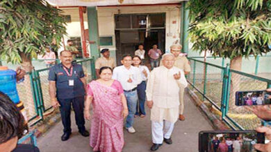 Photo of गुजरात के नवसारी में किया राज्यपाल मंगुभाई पटेल ने मतदान