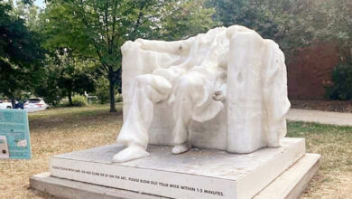 Photo of हाय गर्मी ; गर्मी के कारण पिघल गई अब्राहम लिंकन की मोम की मूर्ति