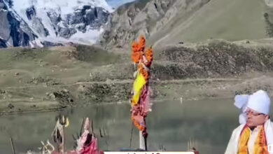 Photo of मुख्यमंत्री धामी ने पार्वती कुंड में देवाधिदेव महादेव और माँ पार्वती की पूजा-अर्चना की