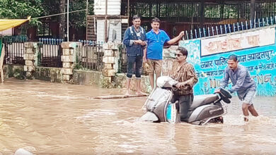 Photo of झमाझम बारिश से अधिकांश वार्ड में रहने वाले लोगो के घरों में घुसा नाली का पानी