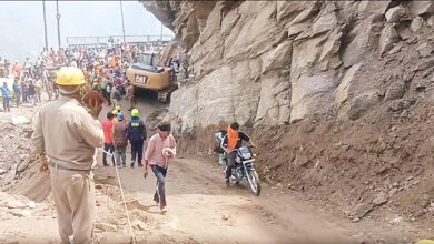 Photo of जोशीमठ के जोगीधारा के पास राष्ट्रीय राजमार्ग दोपहिया वाहनों के लिए खुला