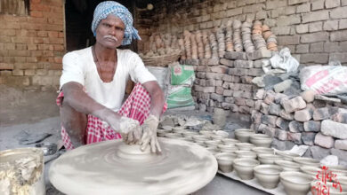 Photo of मिट्टी में मिलते जा रहे, मिट्टी के बर्तन बनाने वाले कुम्हारों के अरमान