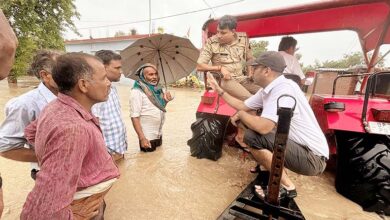 Photo of पीलीभीत में बाढ़ में फंसे 7 लोगों को किया गया एयरलिफ्ट, मवेशियों को भी बचाया गया