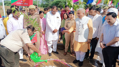 Photo of हमीरपुर में कैबिनेट मंत्री राकेश सचान ने किया पौधरोपण
