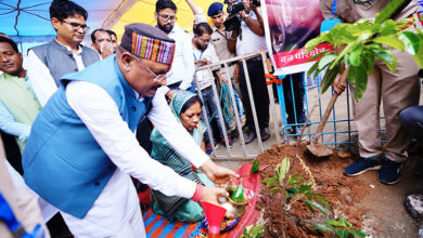 Photo of एक पेड़ मां के नाम : माँ के सम्मान में रुद्राक्ष का पौधा रोपा मुख्यमंत्री श्री साय ने