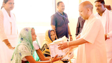 Photo of सीएम योगी के निर्देश पर बाढ़ प्रभावित क्षेत्रों में पहुंचे जनप्रतिनिधि, वितरित की राहत सामग्री