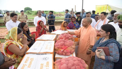 Photo of सीएम की अपील पर बाढ़ प्रभावितों की मदद को आगे आए व्यापारी और सामाजिक संगठन