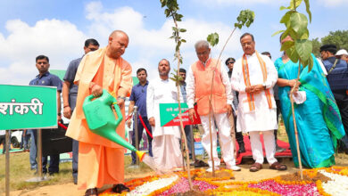 Photo of मां के नाम पर पेड़ लगाया तो इसे बचाने की जिम्मेदारी भी हमारीः सीएम योगी