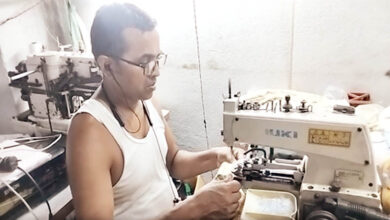 Photo of युवक ने अपने गांव में ही खोल दिया स्कूल यूनिफॉर्म कारखाना, युवाओं को दे रहे रोजगार
