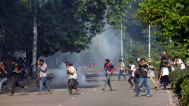 Photo of बांग्लादेश में राष्ट्रीय शोक दिवस पर झड़पें: ढाका में शेख हसीना के समर्थकों के खिलाफ प्रदर्शन