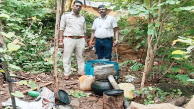 Photo of अवैध हाथभट्टी महुआ शराब निर्माण पर की गई कार्रवाई, 60 लीटर हाथभट्टी महुआ शराब जब्त