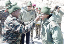 Photo of राष्ट्रपति ने सियाचिन बेस कैंप का दौरा किया और वहां तैनात जवानों से बातचीत की