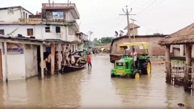 Photo of कुशीनगर में कई गांव के लोगों का बारिश के कारण जनजीवन अस्त व्यस्त