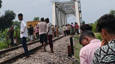 Photo of सीतापुर में रील बनाते समय ट्रेन की चपेट में आने से तीन की मौत