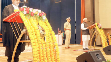 Photo of राज्यपाल श्री पटेल ने मुख्य न्यायाधिपति को शपथ दिलाई