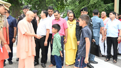 Photo of बच्चों को चॉकलेट गिफ्ट कर मुख्यमंत्री योगी आदित्यनाथ ने दिया उज्ज्वल भविष्य का आशीर्वाद