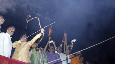 Photo of सांसद अरुण गोविल ने तीर चला कर किया रावण के पुतले का दहन