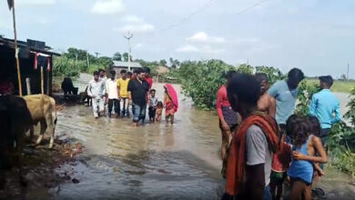 Photo of तटबंध टूटने से किसानों की समस्या बढ़ी, स्थानीय समाजसेवी मदद को आये आगे