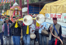 Photo of सैकड़ो किलोमीटर दूर से पैदल चलकर लाव लश्कर के साथ कुल्लू पहुंचे रहे देवी देवता