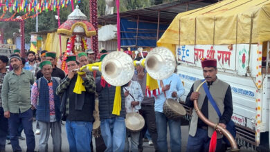 Photo of सैकड़ो किलोमीटर दूर से पैदल चलकर लाव लश्कर के साथ कुल्लू पहुंचे रहे देवी देवता