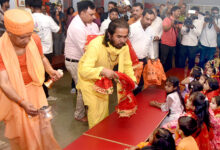 Photo of गोरखपुर में मुख्यमंत्री योगी आदित्यनाथ ने किया कन्या पूजन