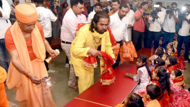 Photo of गोरखपुर में मुख्यमंत्री योगी आदित्यनाथ ने किया कन्या पूजन