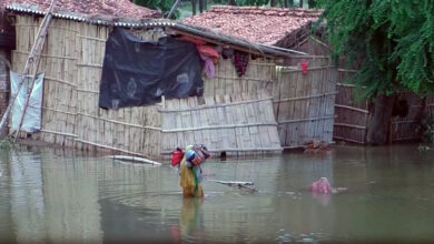 Photo of बाढ़ पीड़ित जान जोखिम में डाल कर रेलवे ट्रैक से कर रहे हैं आवागमन