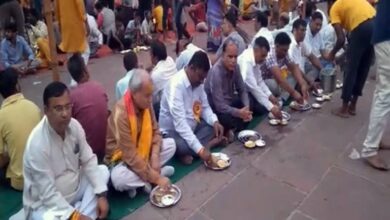 Photo of शहर के प्रसिद्ध बांके बिहारी मंदिर में आज हुआ विशाल अन्नकूट, सजी छप्पन भोग की झांकी