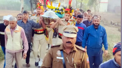 Photo of बुलन्दशहर में नम आंखों से शहीद सिपाही को दी अंतिम विदाई, दिल्ली में हुई थी हत्या