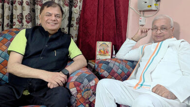 Photo of प्रदीप सरदाना के पत्रकारिता में 50 वर्ष होने पर राज्यपाल आरिफ़ मोहम्मद खां ने उन्हें घर जाकर दी बधाई
