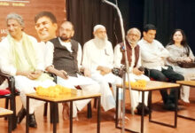 Photo of तुमने कैसा, सवाल रक्खा है, जिसने उलझन में, डाल रक्खा है, सिर्फ तुम ही, नहीं हो शैदाई, रोग हमने भी, पाल रक्खा है।