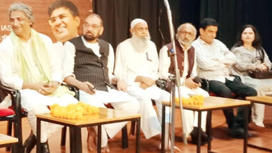 Photo of तुमने कैसा, सवाल रक्खा है, जिसने उलझन में, डाल रक्खा है, सिर्फ तुम ही, नहीं हो शैदाई, रोग हमने भी, पाल रक्खा है।