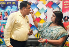 Photo of 1 लाख डाउनलोड पूर्ण होने पर आर्या डिजिटल ओटीटी कार्यालय में जश्न