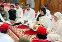Photo of यूपी में सियासी संग्राम मस्जिद में मुलाकात बनाम कांवड़ पर पुष्पवर्षा