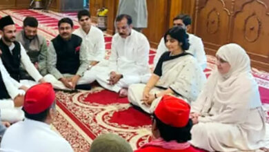 Photo of यूपी में सियासी संग्राम मस्जिद में मुलाकात बनाम कांवड़ पर पुष्पवर्षा