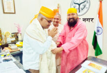 Photo of नशा मुक्ति अभियान के ज्योति बाबा ने जिलाधिकारी कानपुर जितेंद्र प्रताप सिंह को पगड़ी एवं अंगवस्त्र पहनाकर किया सम्मान