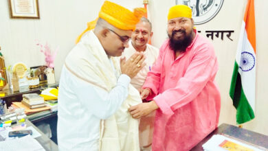 Photo of नशा मुक्ति अभियान के ज्योति बाबा ने जिलाधिकारी कानपुर जितेंद्र प्रताप सिंह को पगड़ी एवं अंगवस्त्र पहनाकर किया सम्मान