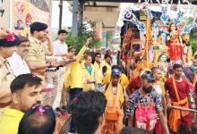 Photo of पुलिस उपायुक्त निमिष पाटिल ने कांवड़ यात्रियों एवं श्रृद्धालुओं पर पुष्पवर्षा कर उनका अभिवादन किया