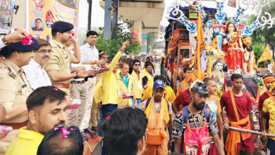 Photo of पुलिस उपायुक्त निमिष पाटिल ने कांवड़ यात्रियों एवं श्रृद्धालुओं पर पुष्पवर्षा कर उनका अभिवादन किया