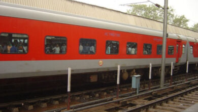 Photo of राजधानी ट्रेन में यात्रा कर रही महिला से बैग और चैन छीनकर भागा युवक
