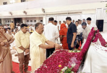 Photo of गुरू पूर्णिमा पर वासुदेव देवनानी ने लिया गुरुओं का आशीर्वाद