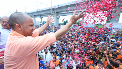 Photo of सीएम योगी ने कांवड़ियों पर की पुष्प वर्षा, शिवभक्तों की श्रद्धा का किया सम्मान